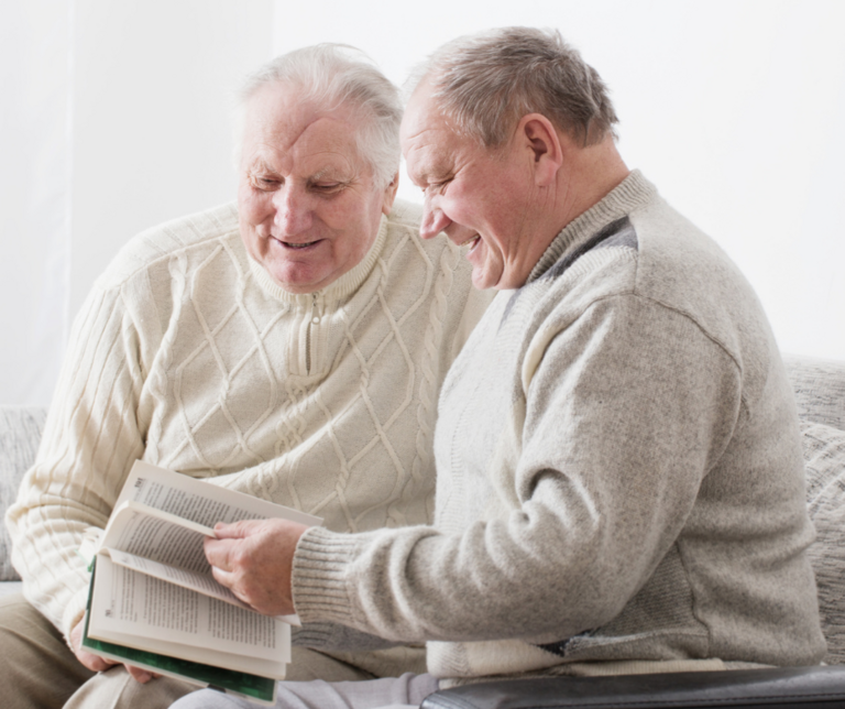 Zwei Senioren betrachten ein Buch 