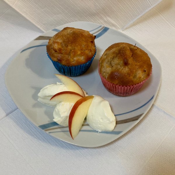 Apfel-Muffins auf Teller