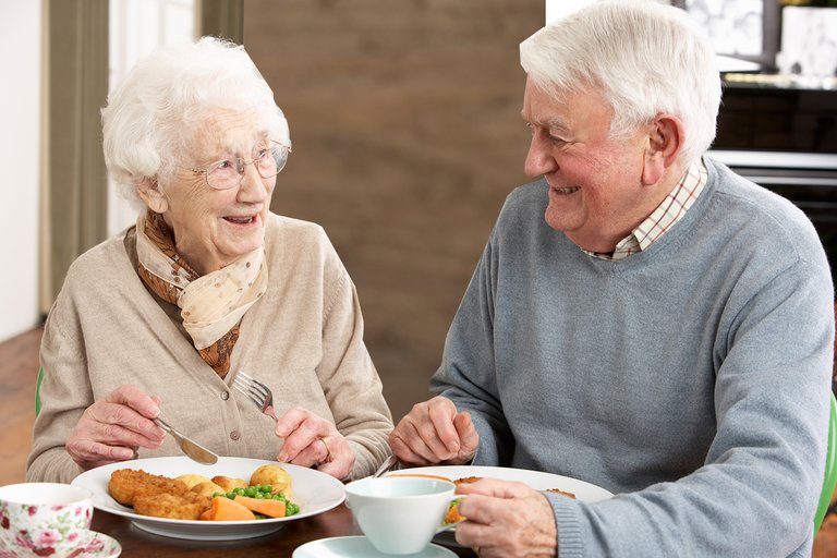 Zwei Senioren beim Essen 