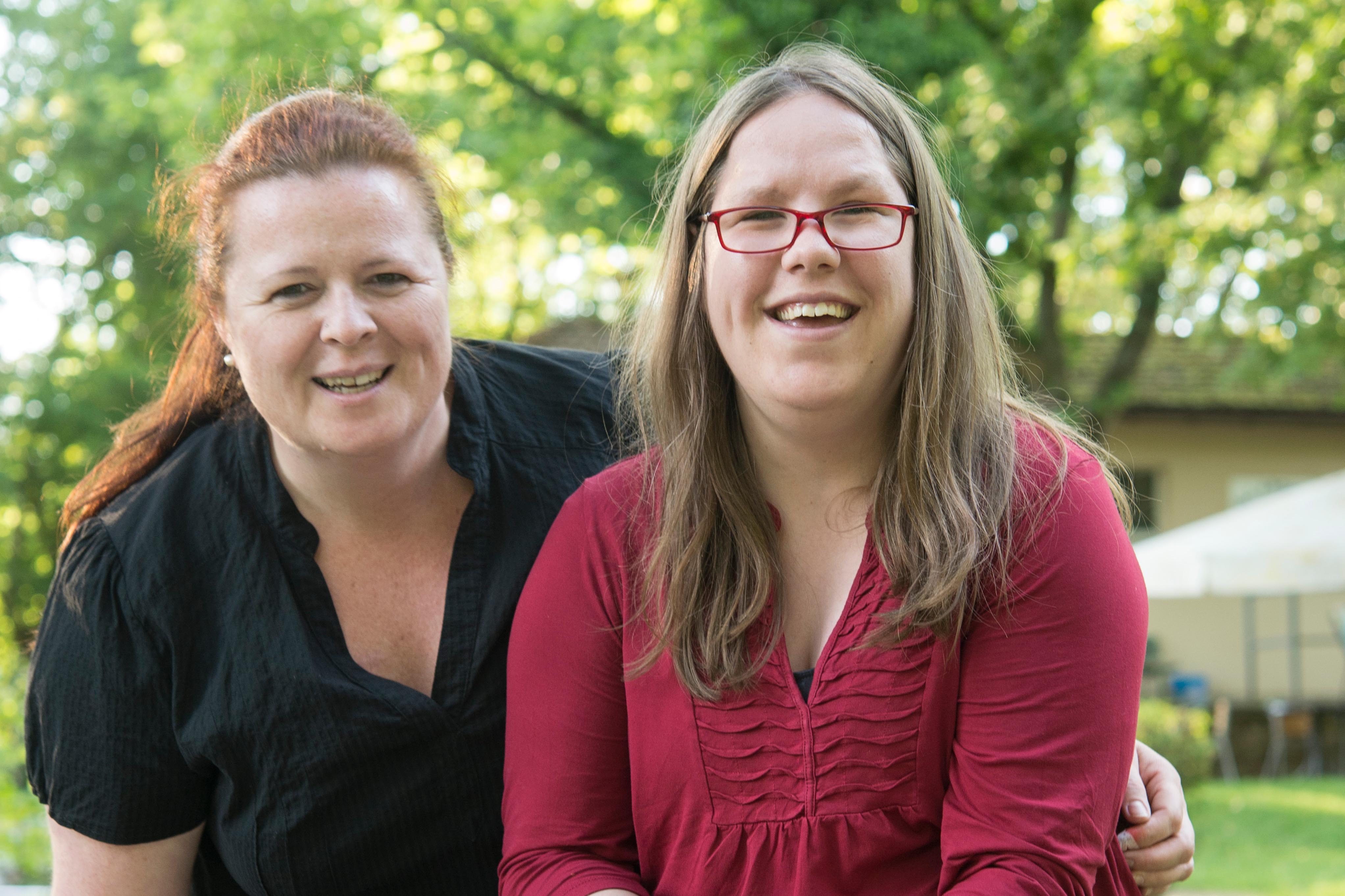 Zwei Frauen beim Minigolf